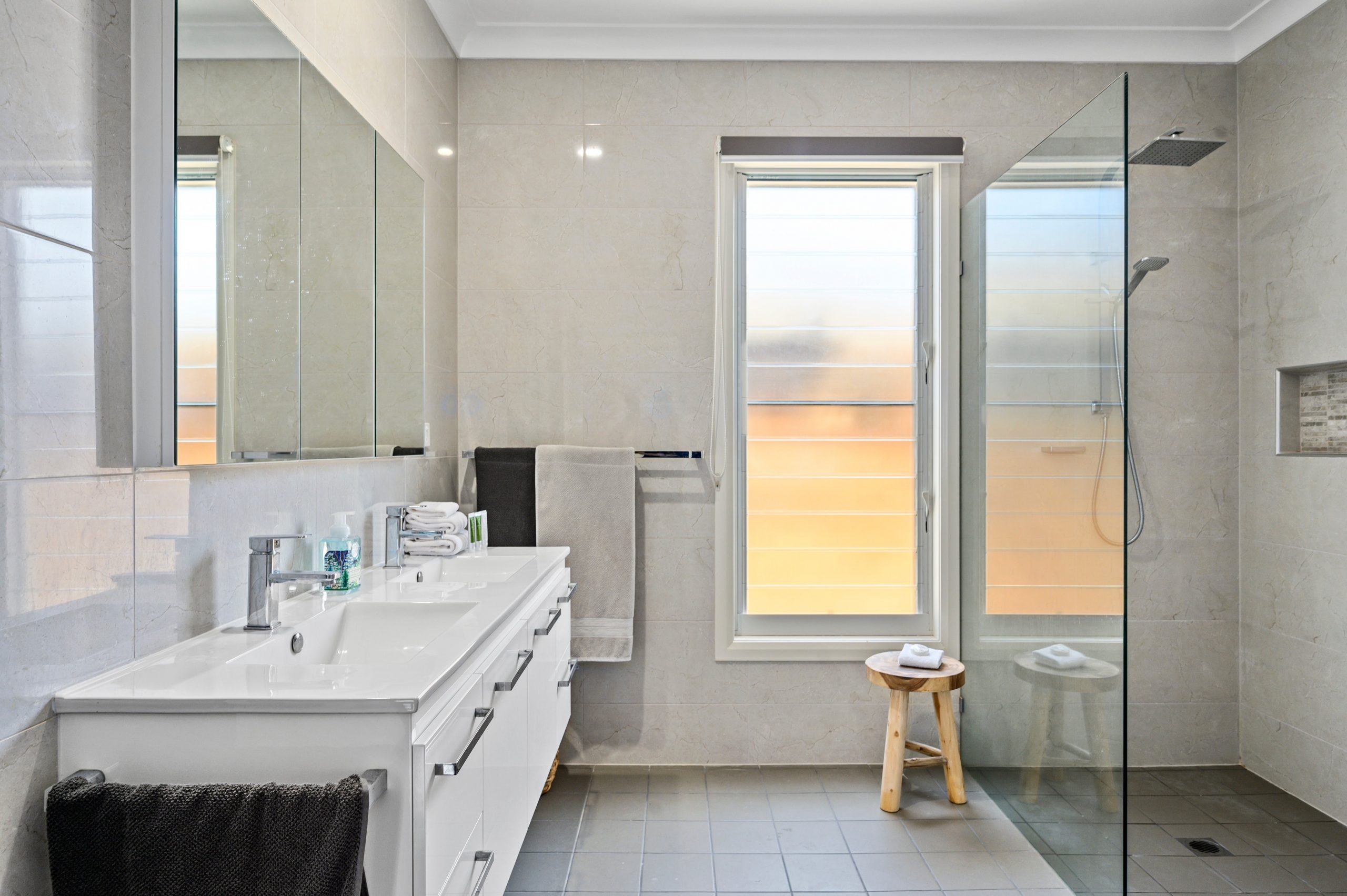 Sea Pine Cottage generous size Bathroom