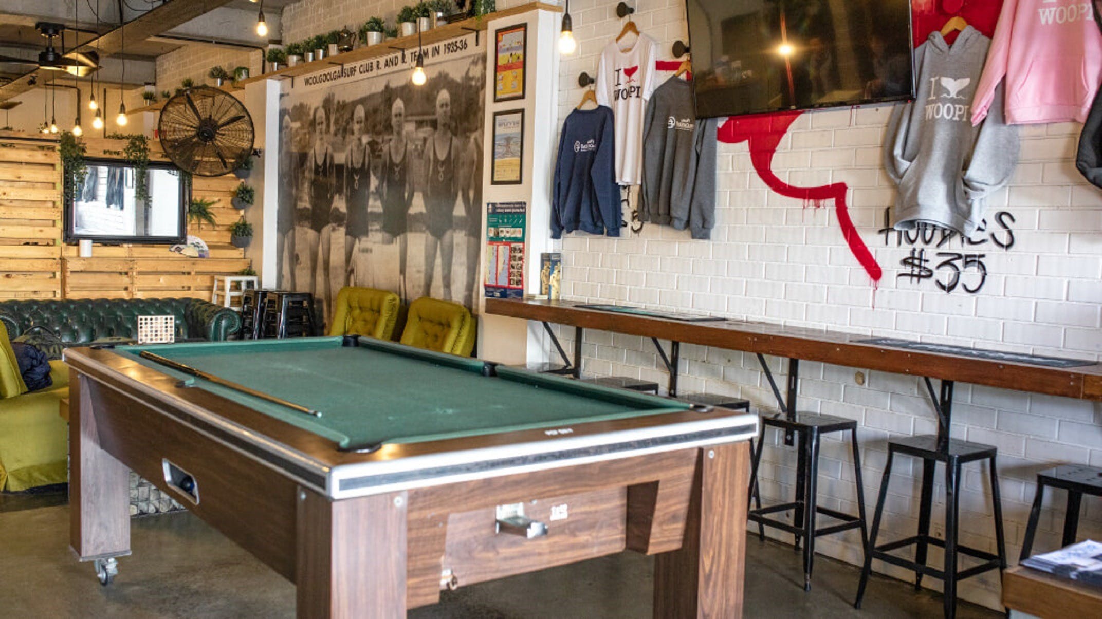 Woopi Backpackers pool table