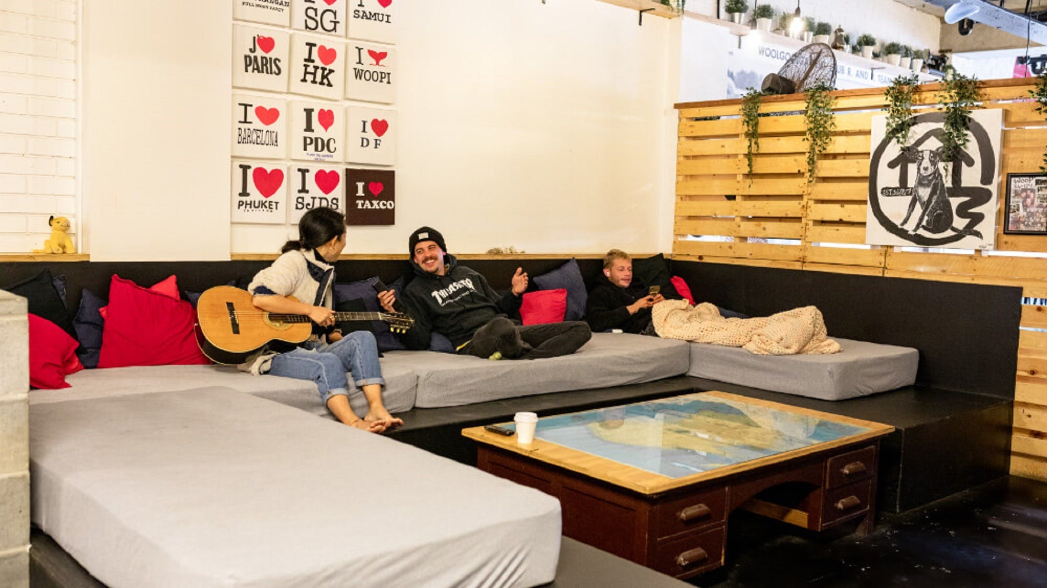 Woopi Backpackers lounge