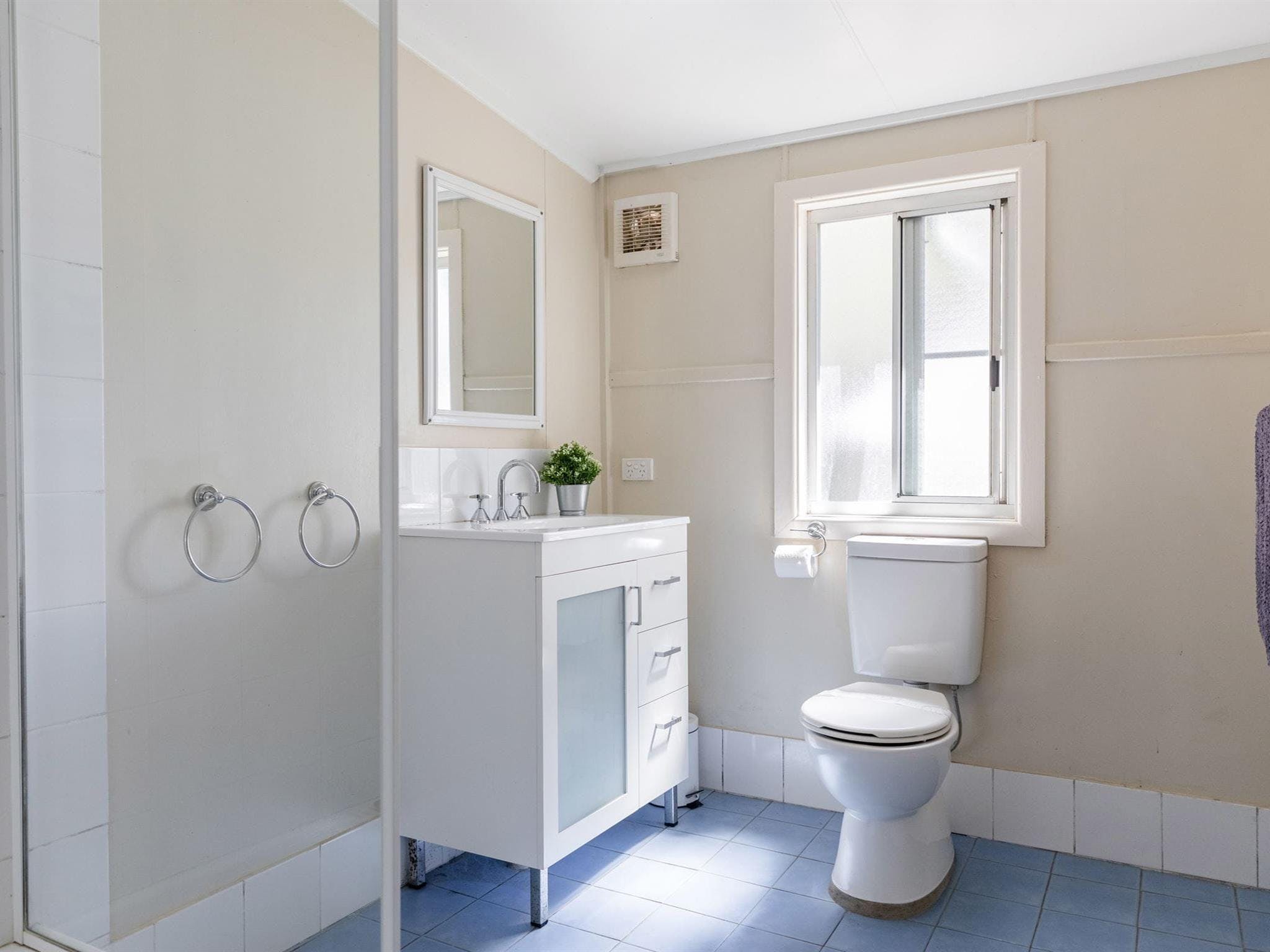 The bathroom at Tuckers Rocks Cottage in Bongil Bongil National Park. Photo: Mitchell Franzi/DPIE