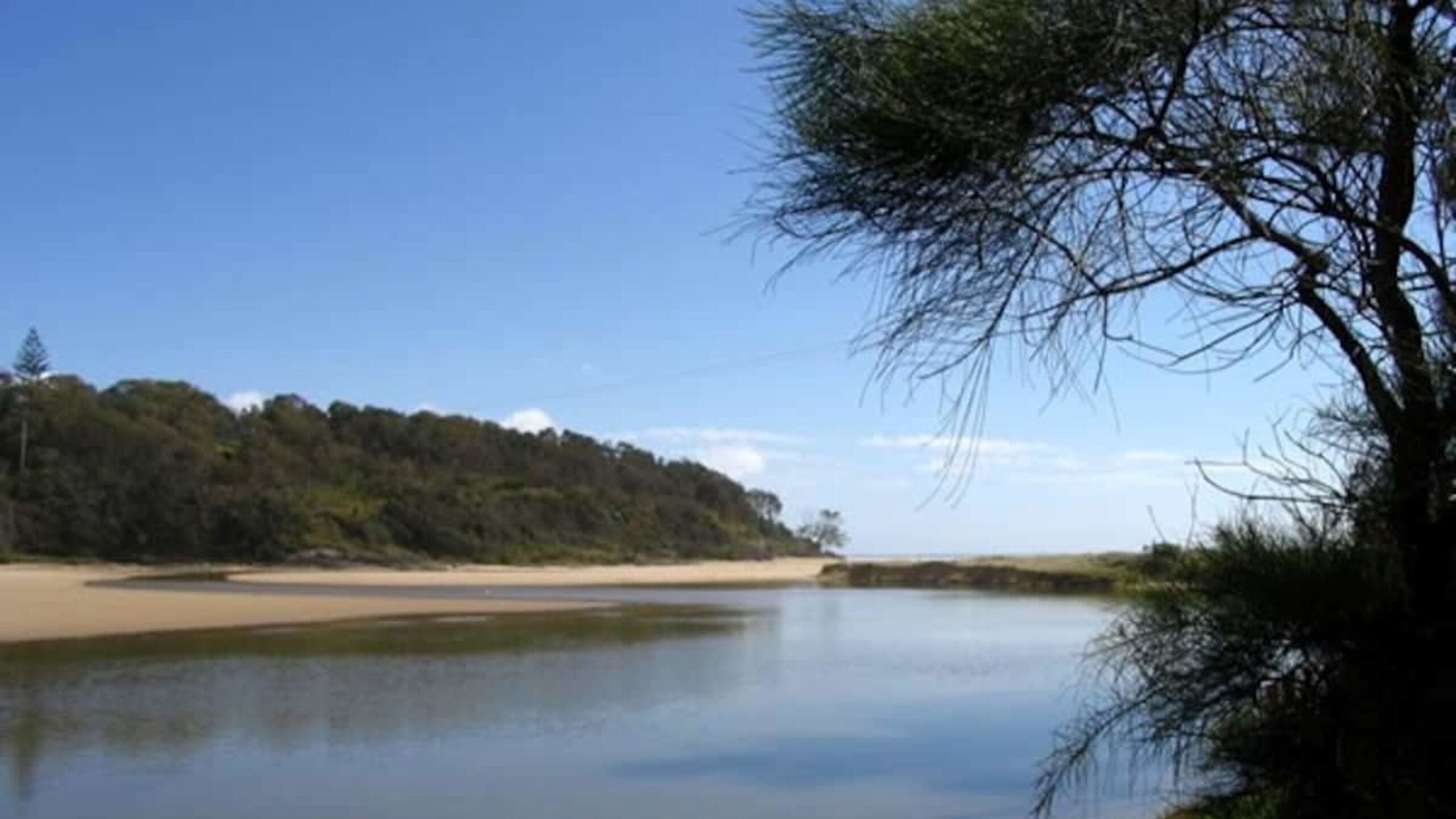 You can canoe to the lake entrance from the studio. A picnic reserve with BBQ's borders the foreshores. Bring your canoes, kayaks, SUPs and surfboards.