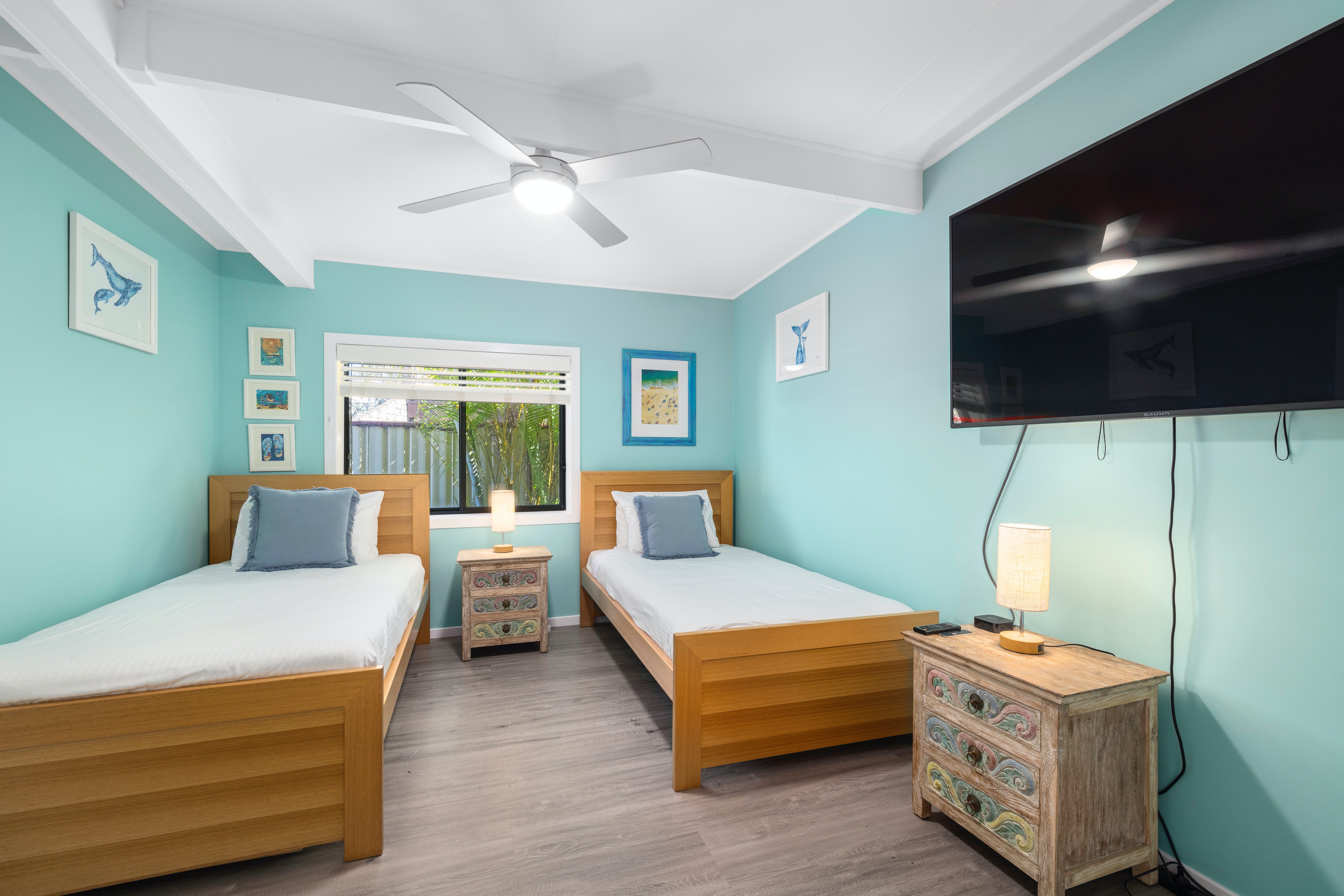 Bedroom with 2 single beds