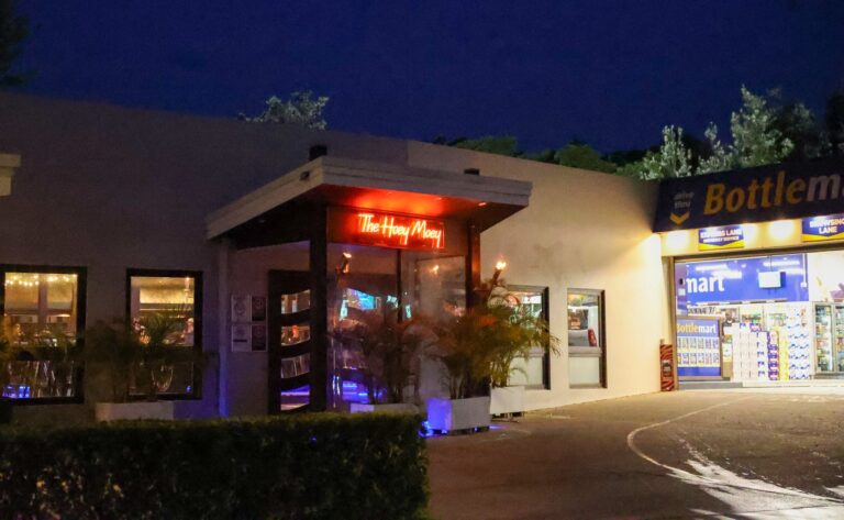 hoey-moey-park-beach-hotel-motel-live-music-bistro-restaurant-bar-accommodation-beer-garden